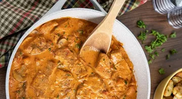 Яхнията от месо и тиква върви най-добре с чаша вино