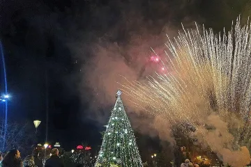 Златни момичета от Олимпиадата запалиха елхата на София