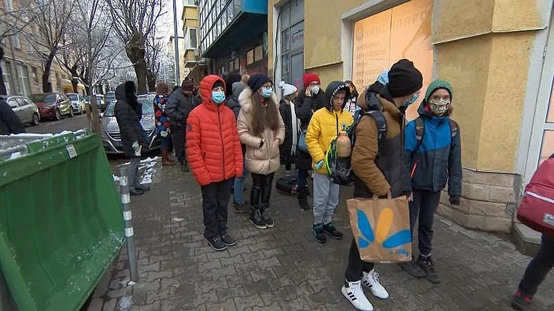 Елитна столична гимназия връща ученици в клас. Каква е уловката?