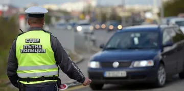 Карък! Свалиха номерата на шофьор, после го глобиха, че ги няма