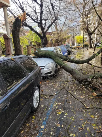 Ураган връхлетя Сливен със 100 км/ч, щетите са големи