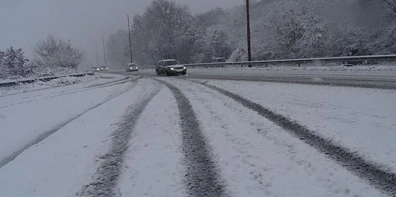 АПИ предупреди: Сняг ни затрупва до часове