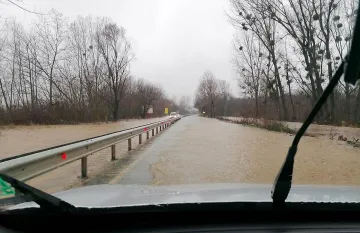 Ад на пътя Бургас - Созопол, падат дървета