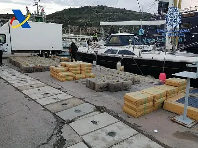 Закопчаха двама българи на яхта с 5 тона хашиш