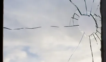 Ужас посред нощ: Греда от строеж разби прозорец на семейство с бебе