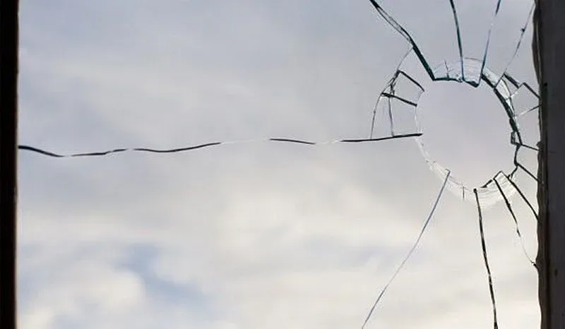 Ужас посред нощ: Греда от строеж разби прозорец на семейство с бебе