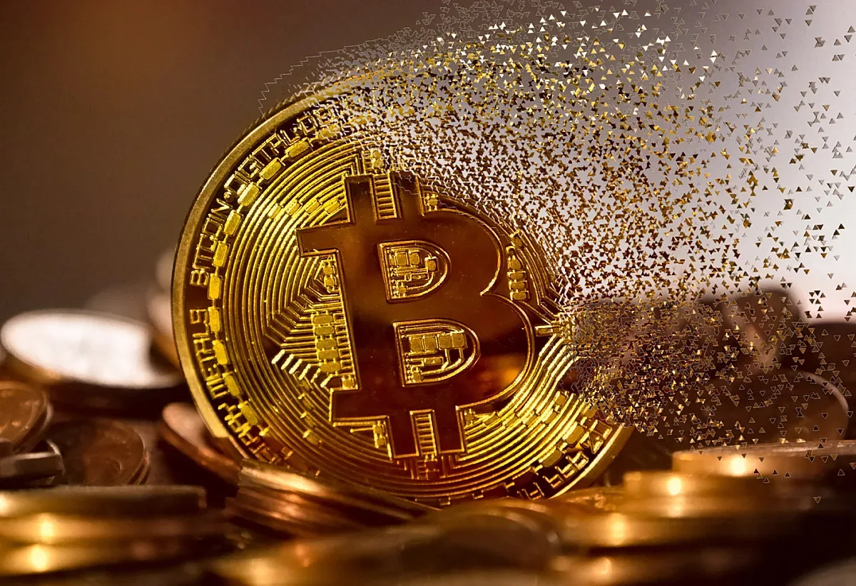Биткойнът се срина. 3 причини