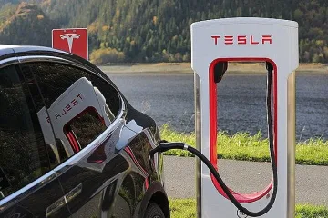 Редица шофьори се оказаха заключени в коли Tesla