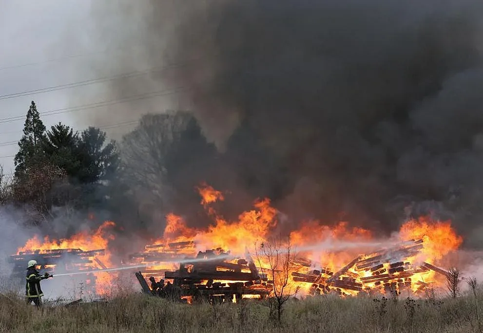 Огненият ужас продължава! Голям пожар на гара Казичене