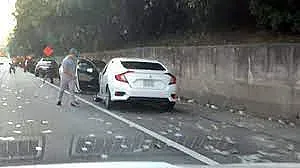 Мечта! Пари хвърчат на магистрала