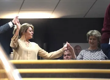 Първата дама с хоро на победата за Радев (ВИДЕО+СНИМКИ)