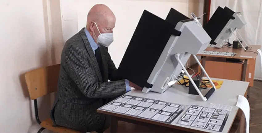 Симеон II гласува в царско училище