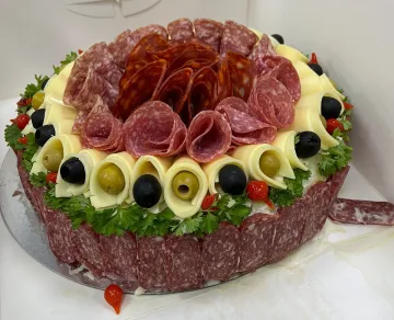 Външно кани на избори с торта от луканка