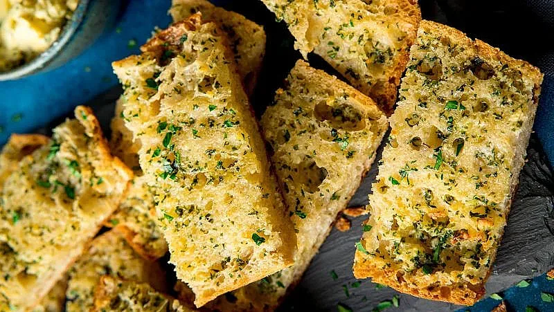 В неделния ден: Да приготвим прекрасни домашни чеснови хлебчета