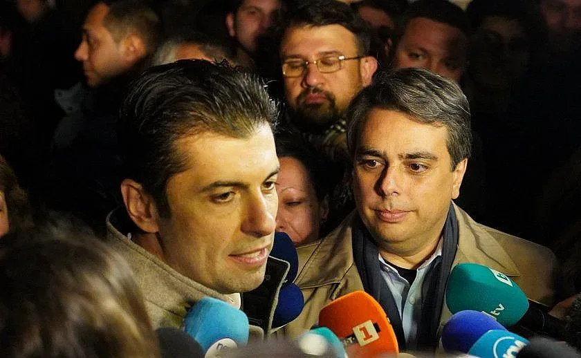 Кирил Петков и Асен Василев с жест към родните им градове