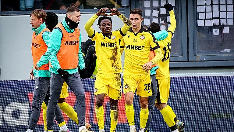 Бомба в Англия за отбор от родния елит