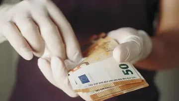 Нелепо! Баба изгори 3000 евро с белина, дезинфекцирала ги