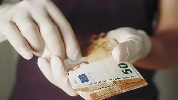 Нелепо! Баба изгори 3000 евро с белина, дезинфекцирала ги