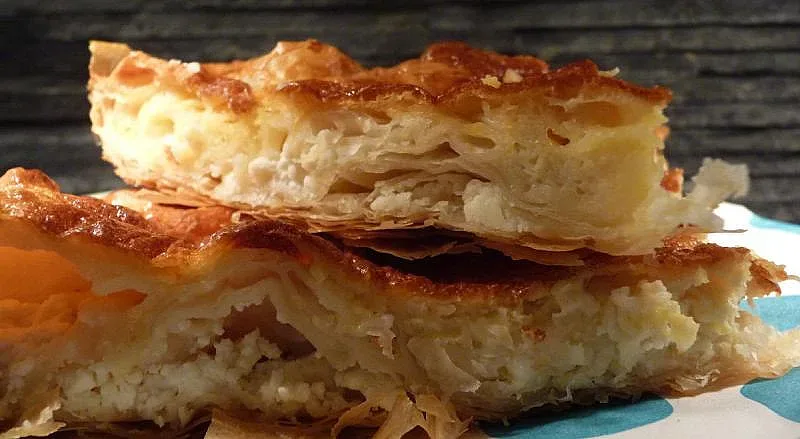 Млечна баница с юфка се прави бързо, става сочна, сладка, ароматна