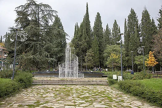 Започна монтирането на коледната украса в Стара Загора