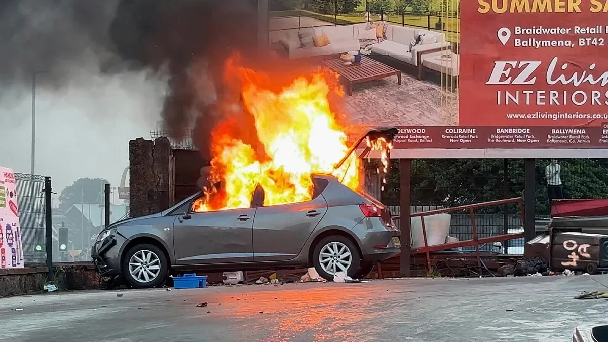 Втора нощ кошмар край Белфаст. Подпалени къщи, водни оръдия