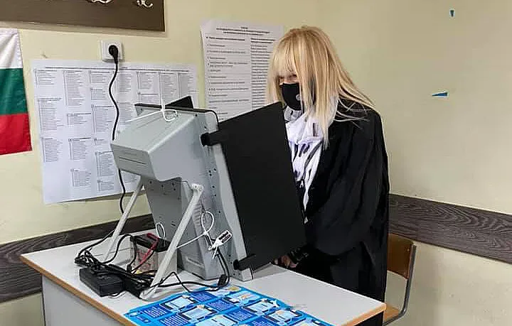 Лили гласува. Мрежата полудя (СНИМКИ)