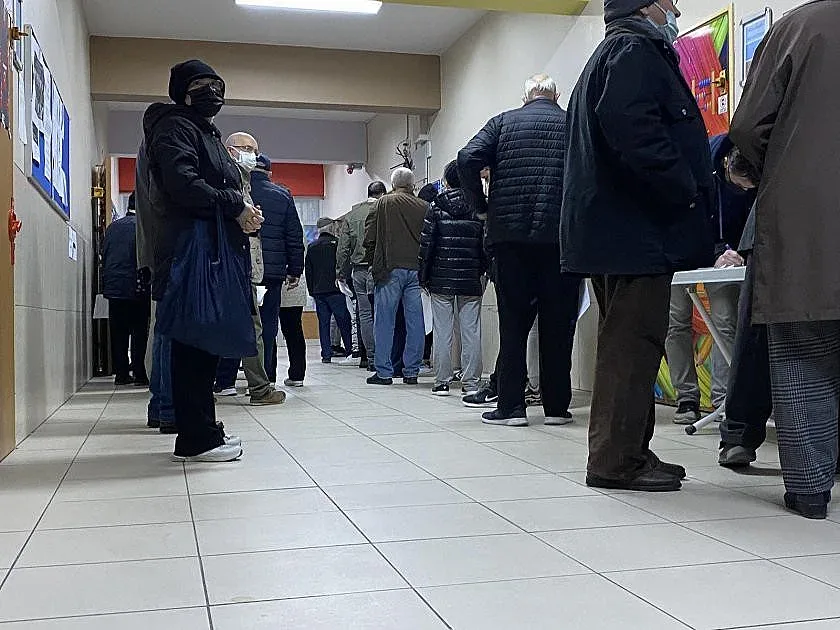 Огромни опашки пред секциите в Турция