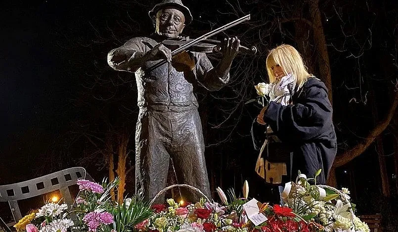 Лили занесе цветя на Тодор Колев в Шумен