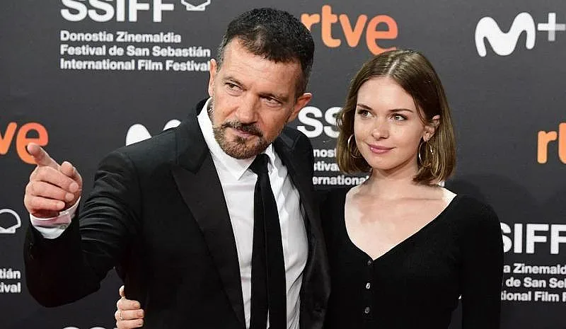 Дъщерята на Антонио Бандерас дава акъл на баща си