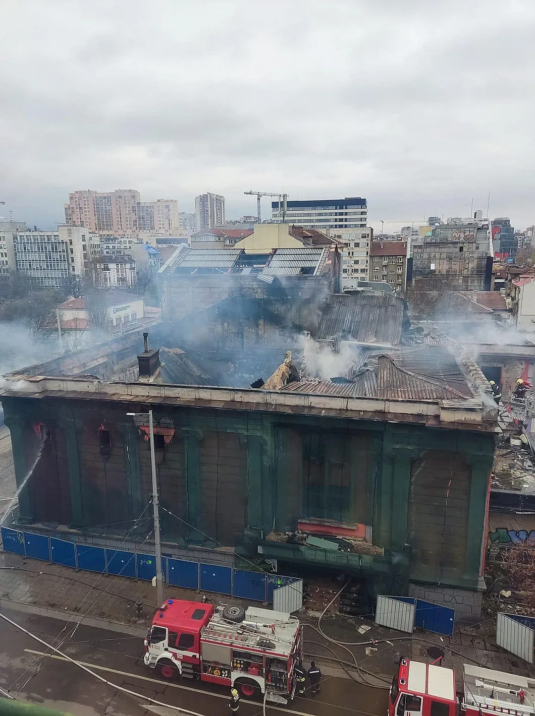 Ново 20: Пожарът на "Син сити" пламнал от 4 места на покрива