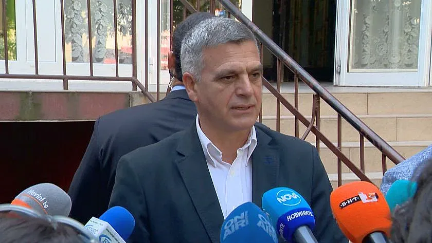 Премиерът Янев: Партии дискредитират изборите