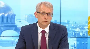 Просветният министър не вярва на тестване на ученици вкъщи