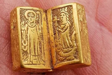 Намериха уникална златна библия. На коя кралица е?