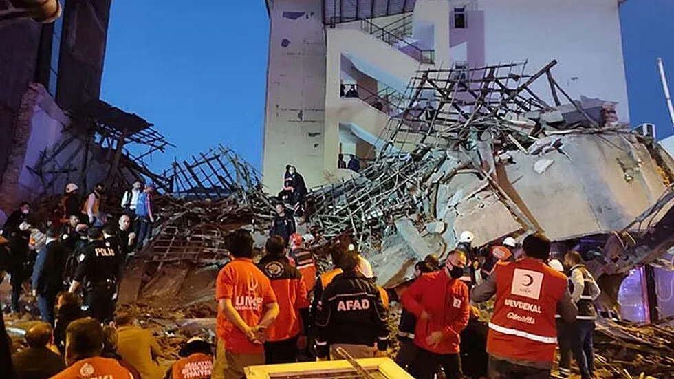 Двуетажен блок рухна в Турция, има затрупани