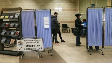 Желаещите за ковид ваксини намаляват. Защо пак се отказваме?