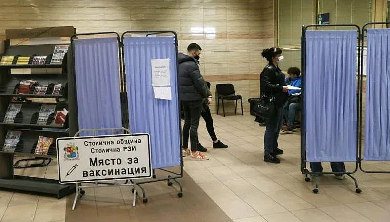 Желаещите за ковид ваксини намаляват. Защо пак се отказваме?