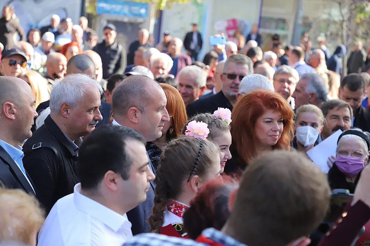 Бургас посрещна Радев и Йотова: Ние сме с вас!