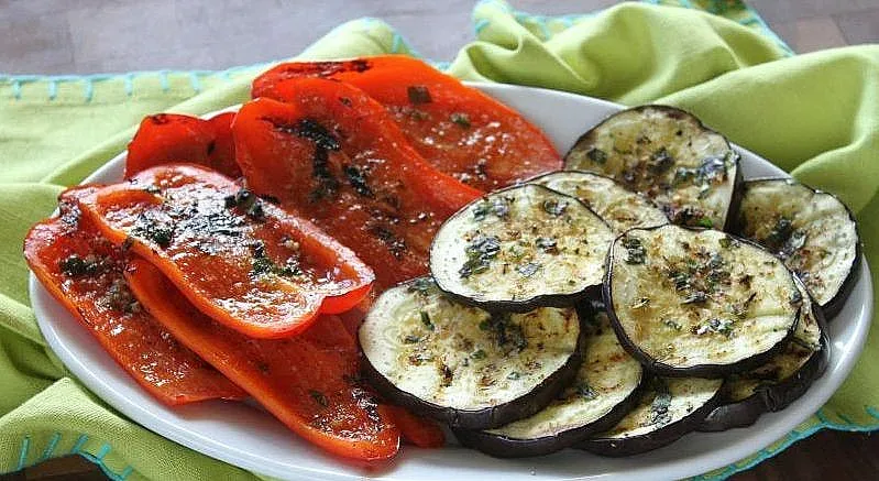 Червени чушки с патладжани е лесна и мечтана комбинация