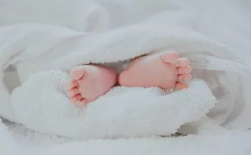Шокиращо! Родилка спазари бебето си за жълти стотинки