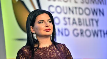 Носели като магарета покупките на криптокралицата ни