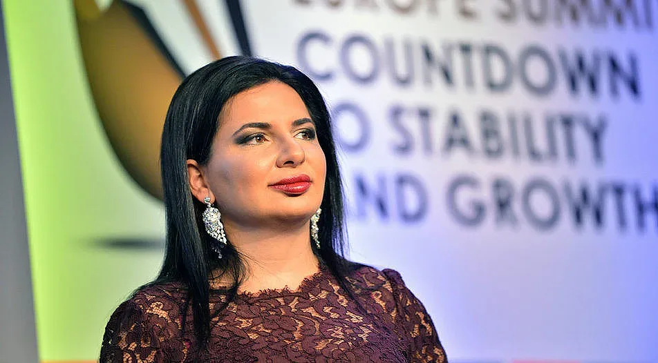 Носели като магарета покупките на криптокралицата ни