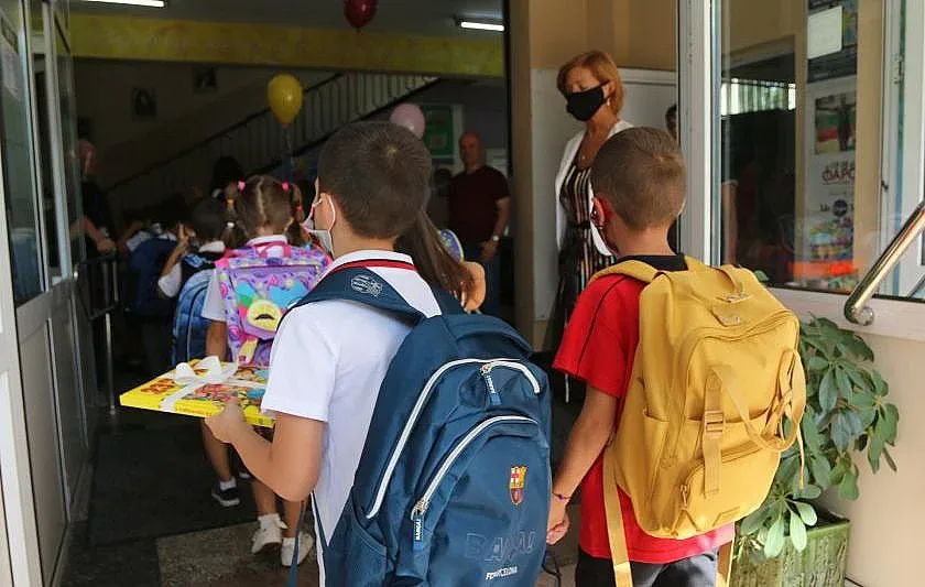 Връщат учениците в клас от 8 ноември, тестват ги два пъти седмично