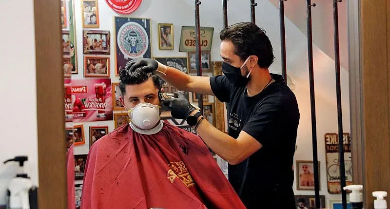 Гърция в ужас, удрят по фризьорки и козметички