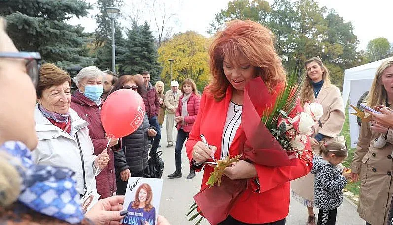 Илияна Йотова разговаря с граждани в Южния парк