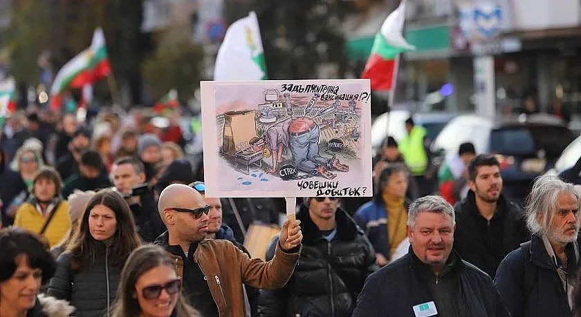 Антиваксъри креснаха: Превръщат ни в човешки добитък!