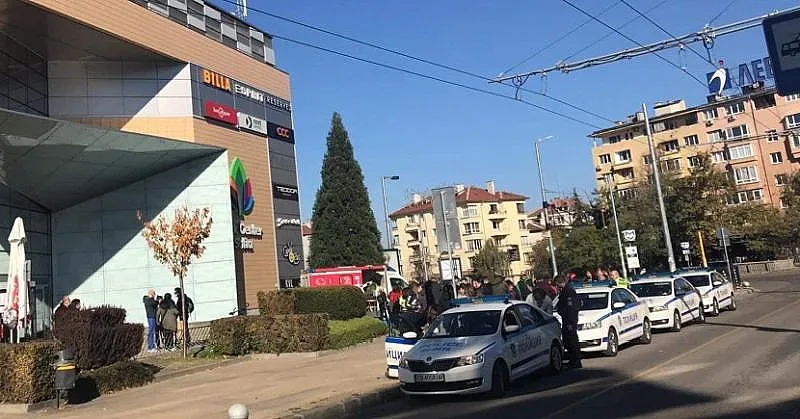 Полиция спаси столичен мол от нахлуване на бесни клиенти