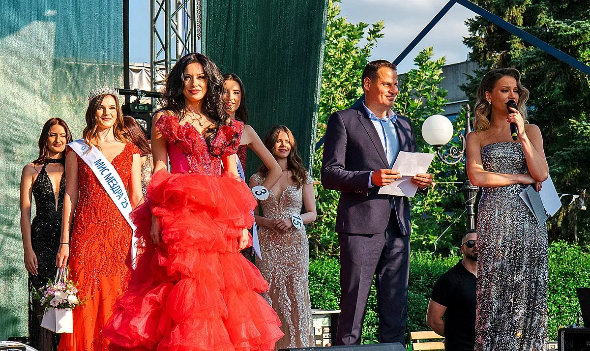 Жени Калканджиева с нов формат: “Мис Искърско дефиле” красавици предсавят богатството на българските общини