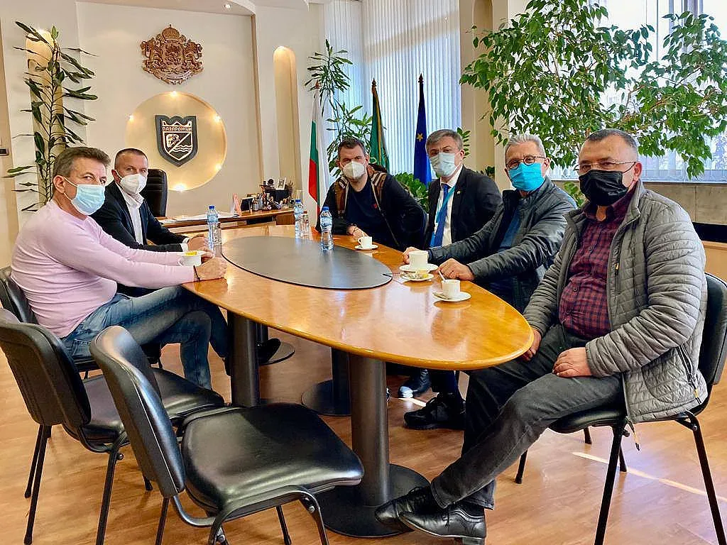 Карадайъ и Пеевски при кмета на Пазарджик. Какво си казаха?