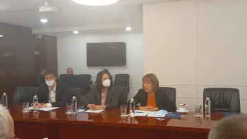 Манолова: Подкрепяме протестите на бизнеса срещу сертификата