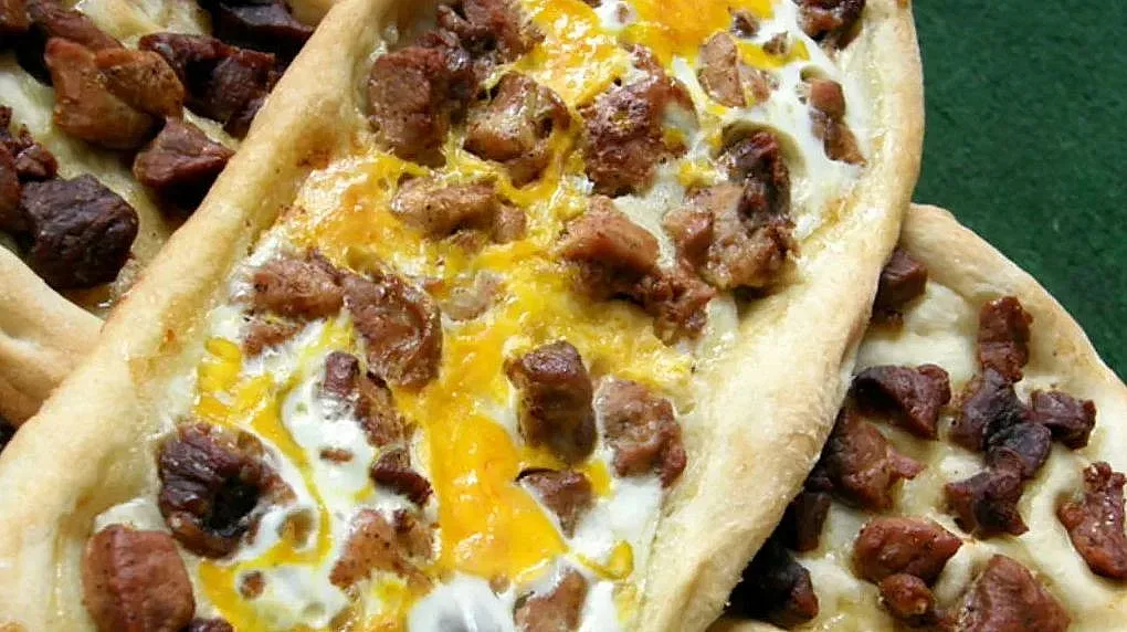 Македонската пица със свинско се казва Пастърмайлия